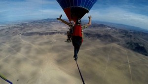 VIDEO. Jeden muž, dva balóny, rekordná výška