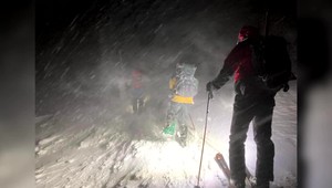 Horskí záchranári pomáhali turistom, ktorých nezastavilo vysoké lavínové nebezpečenstvo a ani zlé počasie