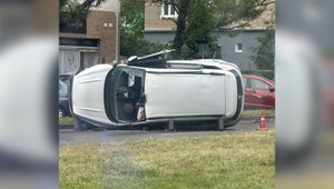 Ranná nehoda v Bratislave: Auto narazilo do stĺpa a prevrátilo sa
