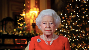 Desivé video! Maskovaný chlapík sa ospravedlnil za vraždu kráľovnej Alžbety II.!