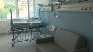 Deti v nemocnici už nebudú samé: Od septembra budú mať nárok na blízku osobu. Garantuje to zákon