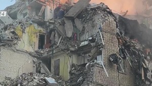 Ukrajina zaútočila na ropný terminál v Petrohrade, Rusko bombardovalo Sumy