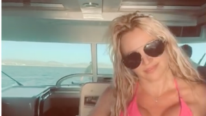 Bizár na letisku: Britney s detským nosičom, čo to v ňom nosí?!