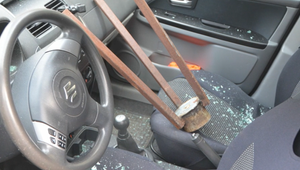 Šok pre zamestnancov nákupného centra: Na parkovisku našli rozbité okná áut