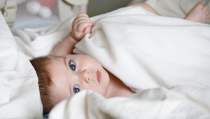 Matka ukázala bacuľaté nohy bábätka a pýta sa: Myslíte si, že sú príliš tučné?