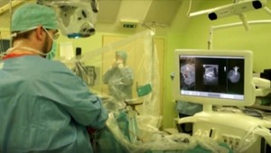 Neurochirurgovia v Bratislave majú zastaralé vybavenie. Počas operácie sa im rozpadol stôl