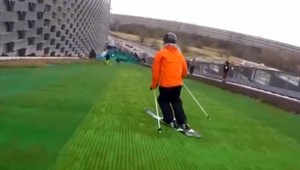 Geniálny eko-nápad. V krajine, kde takmer nie sú kopce, vymysleli spôsob, ako si zalyžovať