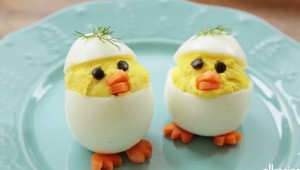 Originálne a chutné: Pripravte si na Veľkú noc plnené vajíčka ako rozkošné kuriatka!