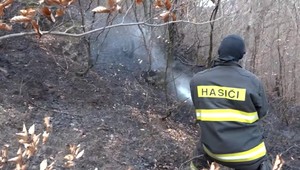 Lesný požiar ohrozil bezpečnosť vodičov na Dobšinskom kopci, doprava bola zastavená