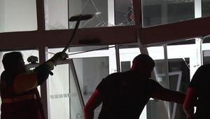 Kuriózny incident: Muž vrazil autom do polície, krátko predtým žiadal hliadku