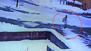 Mladík musel behať nahý mestom. Na sebe mal tento nápis