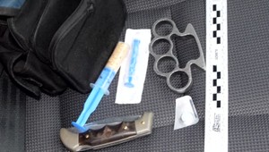 Kukláči vo Važci zadržali Daniela. Mal v aute kryštalickú látku