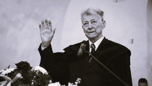 Rimavská Sobota sa rozlúčila s biskupom Gézom Erdélyim. Medzi hosťami bol aj maďarský premiér