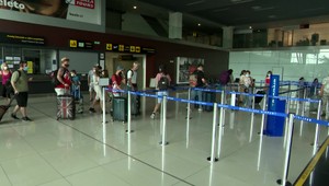 Komplikácie pred letnými dovolenkami. Odborníci radia autá, cestovky obhajujú lietadlá