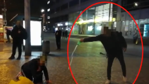 Agresívny muž okolo seba pľul a tvrdil, že je nakazený. Napadol dokonca policajnú hliadku