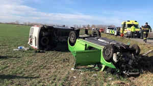 Vodič v protismere spôsobil vážnu nehodu. Vrazil do auta, v ktorom bola žena s deťmi