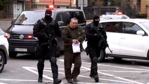 Akcia NAKA na južnom Slovensku nebola len o drogách. Zaistili peniaze aj granát