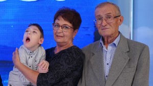 Obetaví starkí sa po smrti dcéry starajú o 3 vnúčatá: Všetko zmenila strašná autonehoda!