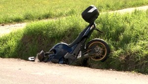 Motorkár si nevšimol, že vodič chce odbočiť. Je vo vážnom stave