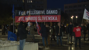 Pred Úradom vlády protestovali proti Ficovej politike a kolaborácii s Ruskom