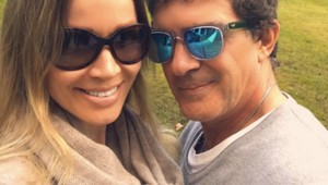 Banderas je už doma z nemocnice. Stará sa o neho TÁTO pôvabná žena