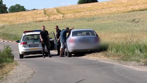 Policajná naháňačka: Muž podozrivý z rozsiahlej trestnej činnosti ohrozoval desiatky vodičov