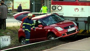 Hrôza na koľajniciach. Do auta s rodinou vpálil vlak!