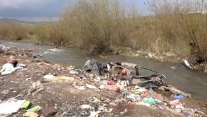 Dvojročný chlapček spadol do potoka a prúd ho unášal stovky metrov. Z vody ho vytiahol miestny chlapec, ktorý si ho všimol vo vode