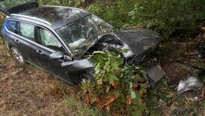 Auto so štvorčlennou rodinou narazilo do stromu. Päťročné dieťa prevážali vrtuľníkom