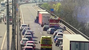 Vodiči, pozor: Na diaľnici došlo k hromadnej zrážke vozidiel