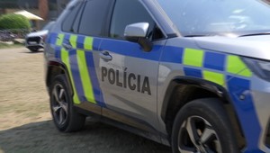 Muž s piatimi zákazmi šoférovať a pervitínom v krvi skončil v rukách polície