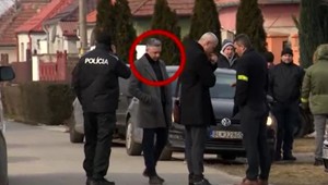 VIDEO: U bývalého šéfa protikorupčnej jednotky Roberta Krajmera zasahovala NAKA. Odviedli ho v putách
