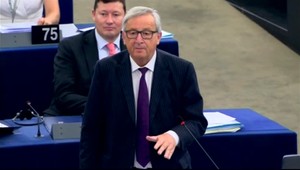 Hádka v europarlamente. Podľa Junckera sú poslanci smiešni