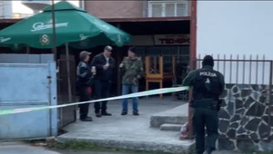 Dráma pred krčmou. Otec so synom napadli muža a neskôr aj policajtov