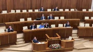 Ľudia v uliciach vnímajú situáciu v politike rozpačito. Väčšina opýtaných je s pádom vlády stotožnená