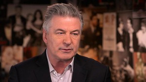 V zbrani Aleca Baldwina sa mal omylom nachádzať ostrý náboj. Asistent mu ale tvrdil, že rekvizita je bezpečná