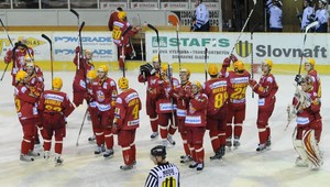 Dukla v piatok v smútočných dresoch, fanúšikovia s ružami