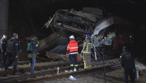 Vlak pri Barcelone narazil do zrúteného múru. Zraneniam podľahol jeden človek