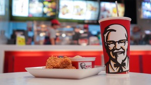 Muž predstieral kontrolóra, rok hodoval v KFC zadarmo