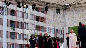 Pápež František prišiel na Luník IX.: Vy v cirkvi nie ste na okraji, vy ste v srdci cirkvi, nikto sa nesmie cítiť daný na bok