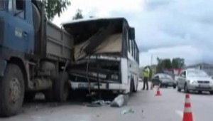 Autobus nabúral do odstavenej Liazky