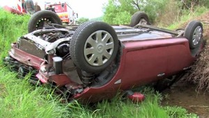 Starenka (87) prespala nehodu. Auto skončilo v potoku