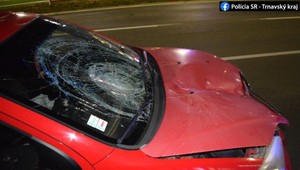 Do mladého 24-ročného muža narazilo auto bez brzdenia. Vodička auta má len 19 rokov