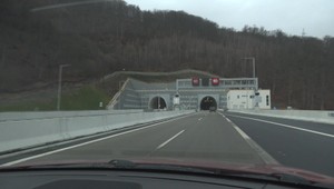 Hasiči zasahovali v tuneli Višňové. Zrazilo sa tam osobné auto s dodávkou