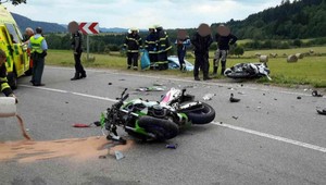 V horách sa na ceste čelne zrazili dve motorky. Muž (52) stratil veľa krvi