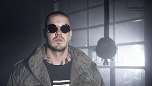 Spor na parkovisku. Na známeho rapera vytiahol šofér zbraň