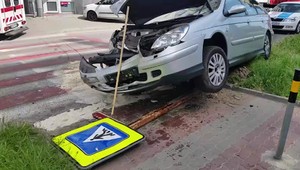 FOTO: Dopravná nehoda v hlavnom meste. Osobné auto skončilo na priechode