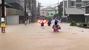 Počet obetí záplav v Thajsku vzrástol na 145. V krajine platí stav núdze