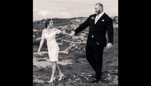 Slávny herec sa oženil, jeho manželka je o pol metra nižšia