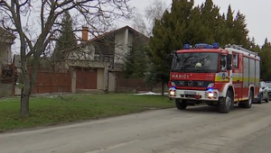 K záhadnej smrti dôchodcu privolali hasičov. Na noc ho údajne zamykali